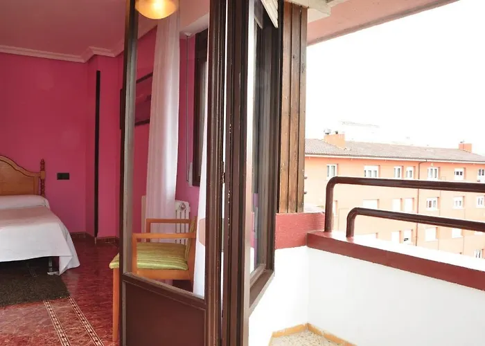 Pensión Reconquista 3*