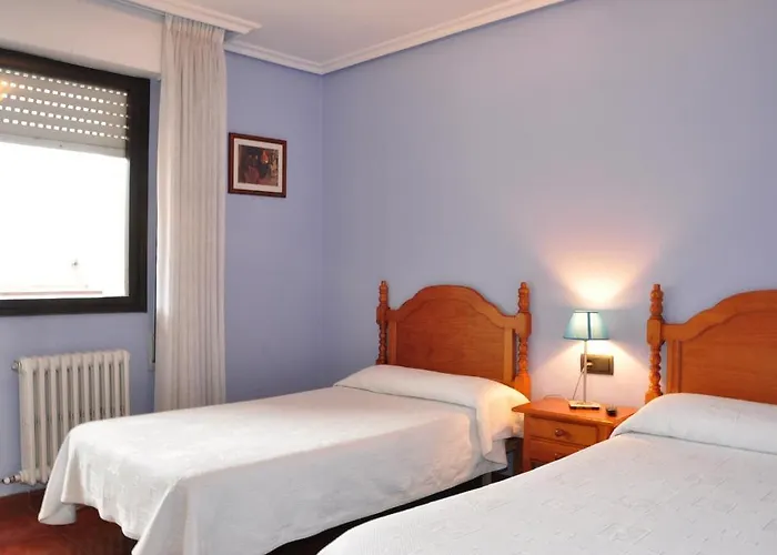 Pensión Reconquista 3*