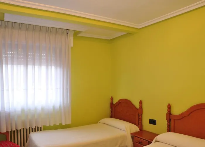 Pensión Reconquista 3*