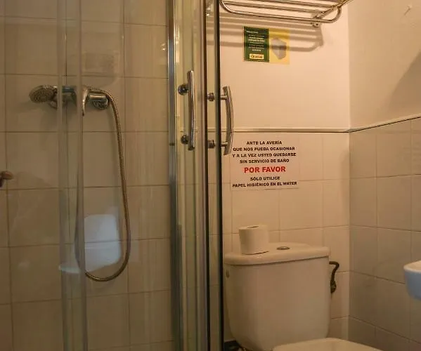 Pensión Reconquista 3*